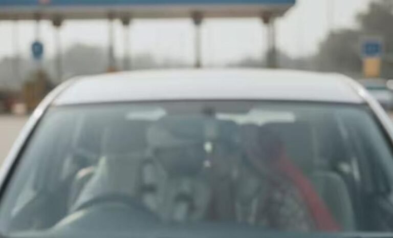 टोल प्लाजा से पहले गाड़ी रोक दूल्हे ने किया दुल्हन को किस, वीडियो बना किया वायरल