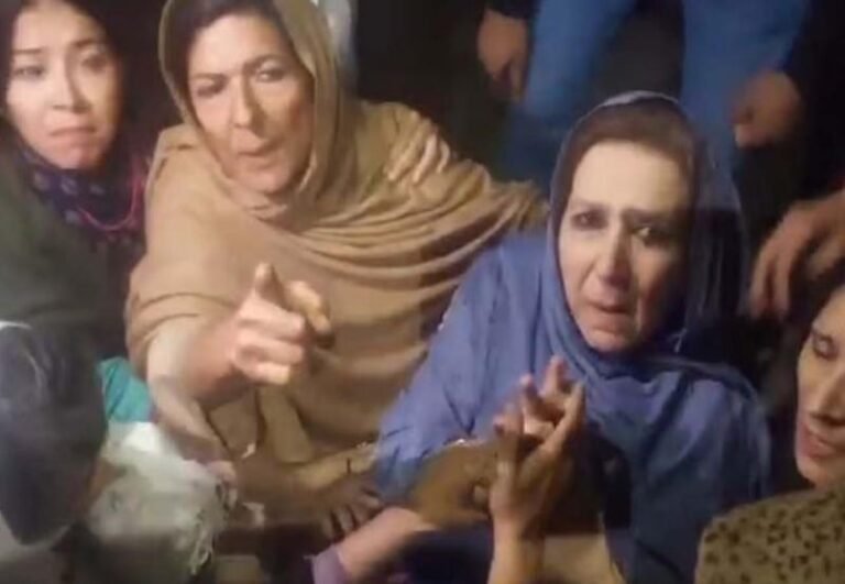 पाकिस्तान में फिर होगा बवाल- इमरान की तीनों बहनें आदियाला जेल के बाहर धरने पर बैठीं