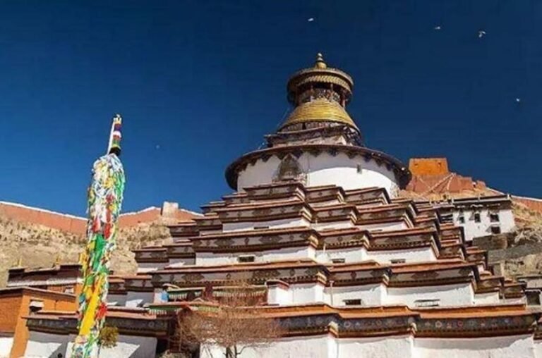 चीन मिटा रहा तिब्बती पहचान, स्तूप तोड़े, बौद्ध मंत्र हटाकर चीनी झंडे लगाए