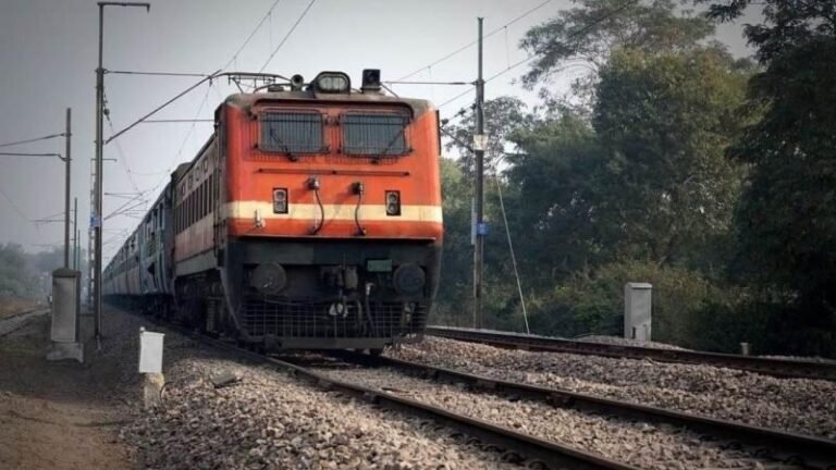 मालगाड़ी के पटरी से उतरने से यात्रियों की बढ़ी मुश्किलें, 9 ट्रेनें रद्द और 14 ट्रेनों के रूट में बदलाव