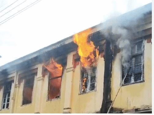 साइबर लाइब्रेरी में लगी आग, BHU प्रशासन और फायर टीम ने नियंत्रण में किया हादसा