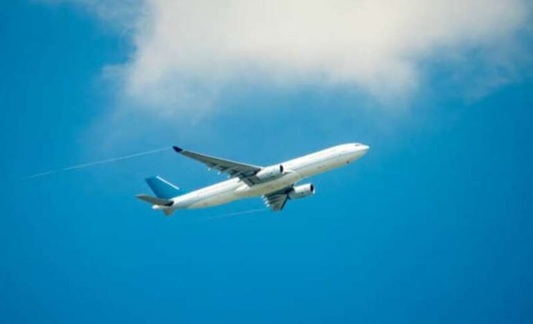 इंडिगो संकट के बीच डीजीसीए का एक्शन, चार फ्लाइट ऑपरेशन इंस्पेक्टर को किया सस्पेंड