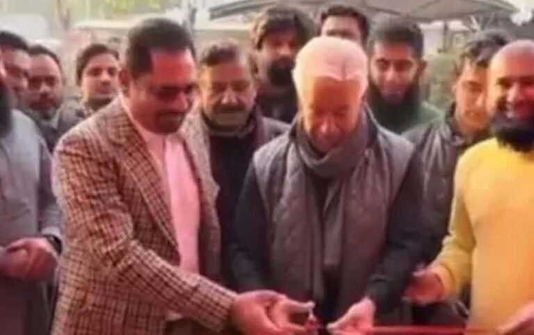 नकली पिज्जा आउटलेट का उद्घाटन कर घिरे ख्वाजा आसिफ