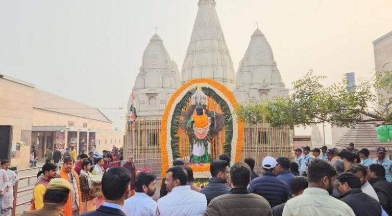 काशी विश्वनाथ धाम में ध्वजारोहण समारोह, आरती श्रृंगार में राष्ट्रीय पर्व की झलक दिखी