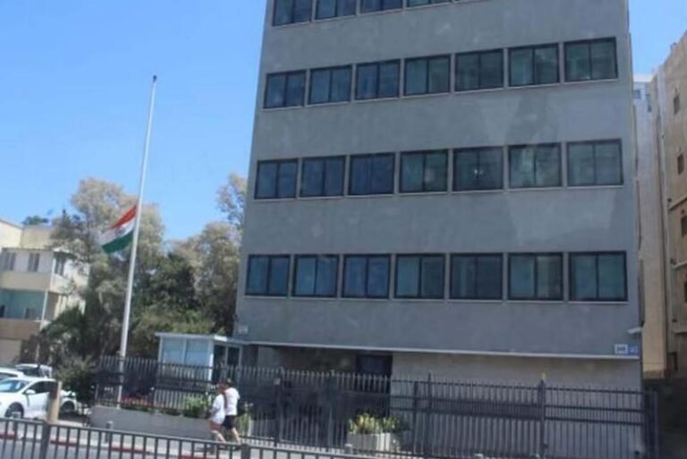 तनाव के बीच ईरान ने इजराइल की तरफ तानी मिलाइलें, भारतीय दूतावास ने की एडवाइजरी जारी