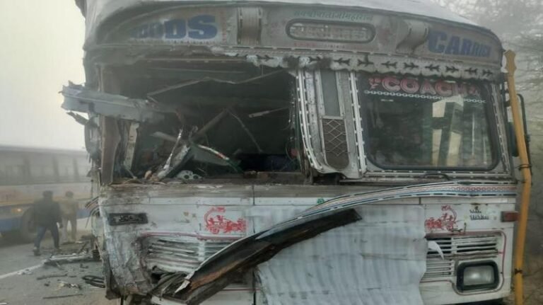 राजस्थान में कोहरे में 4 गाडिय़ां टकराईं, 10 घायल