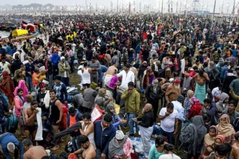 संगम तट पर श्रद्धा का सैलाब, पहले दिन सुबह 8 बजे तक ही 6.5 लाख ने लगाई डुबकी