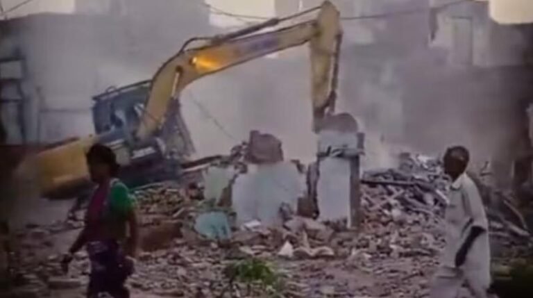 दिल्ली में आधी रात में फैज-ए-इलाही मस्जिद के पास बुलडोजर एक्शन, विरोध में पुलिस पर पथराव, इलाके में तनाव