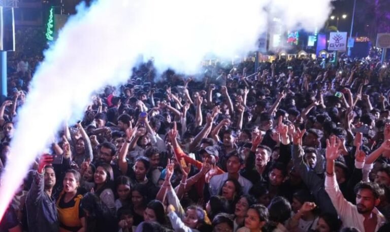 दिल्ली की रौनक से गोवा के बीच तक, देखें देशभर में कैसे हुआ नए साल का जोरदार स्वागत