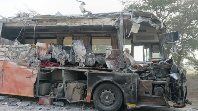 बस और ट्रक की टक्कर में 5 लोगों की मौत