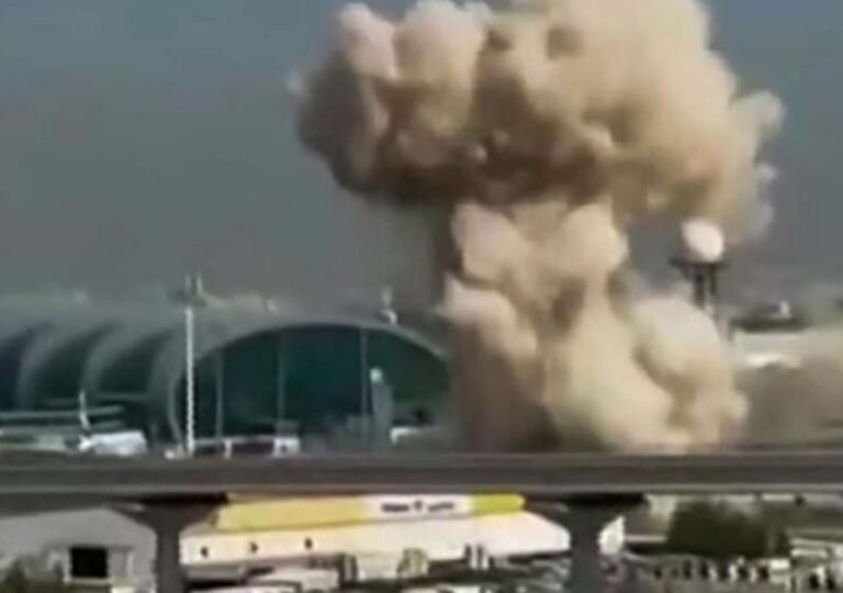 ईरान में भीषण बमबारी से एयरपोर्ट हुआ तबाह, पटरियों पर थमी रेल की रफ्तार